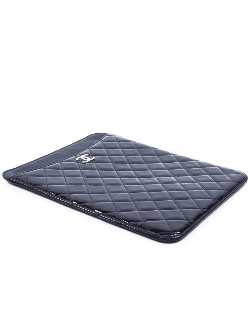 Porte Ipad CHANEL matelassé verni noir