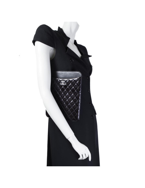 Door Ipad CHANEL black quilted patent leather