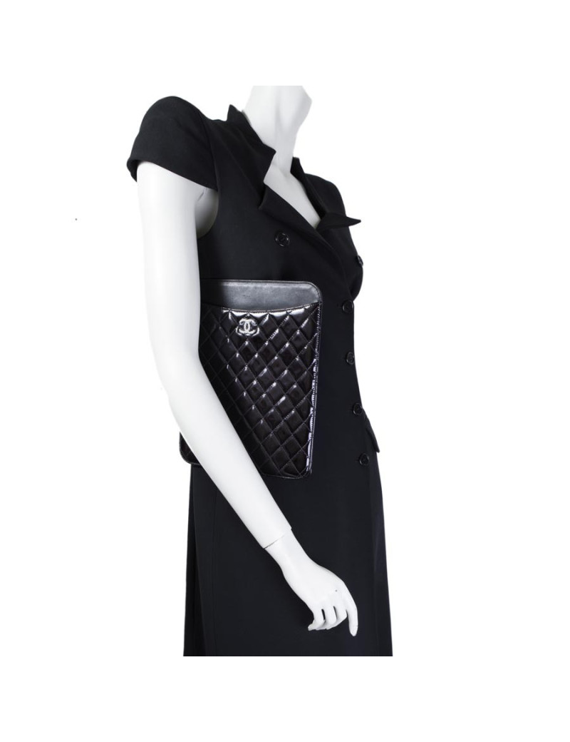 Porte Ipad CHANEL matelassé verni noir