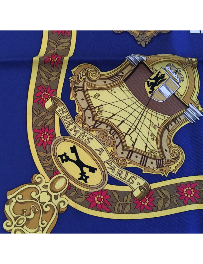 Carré HERMES "Salzburg" en soie bleu foncé