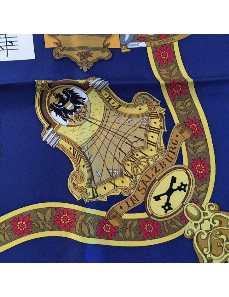 Carré HERMES "Salzburg" en soie bleu foncé