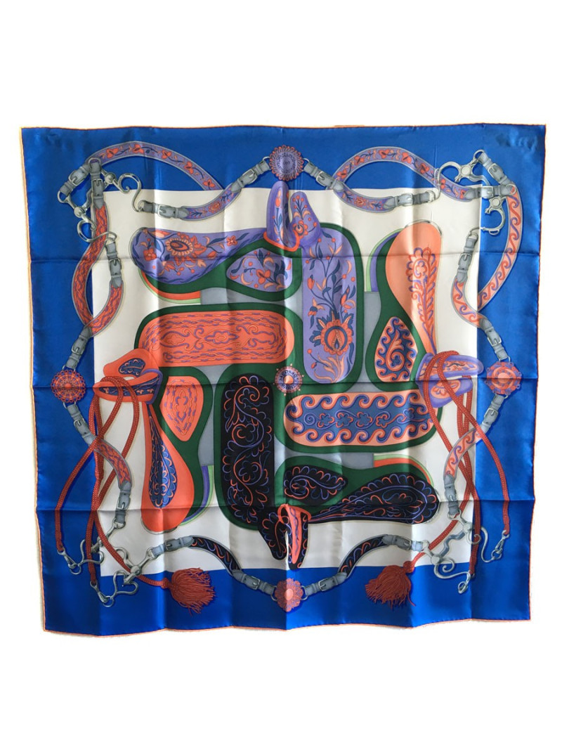 Carré HERMES "Festival des amazones" en soie myositis, blanc et saumon