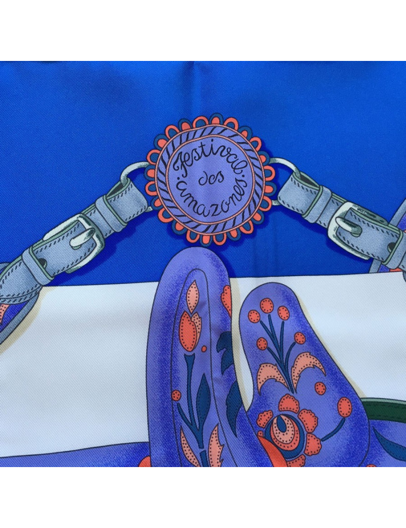 Carré HERMES "Festival des amazones" en soie myositis, blanc et saumon