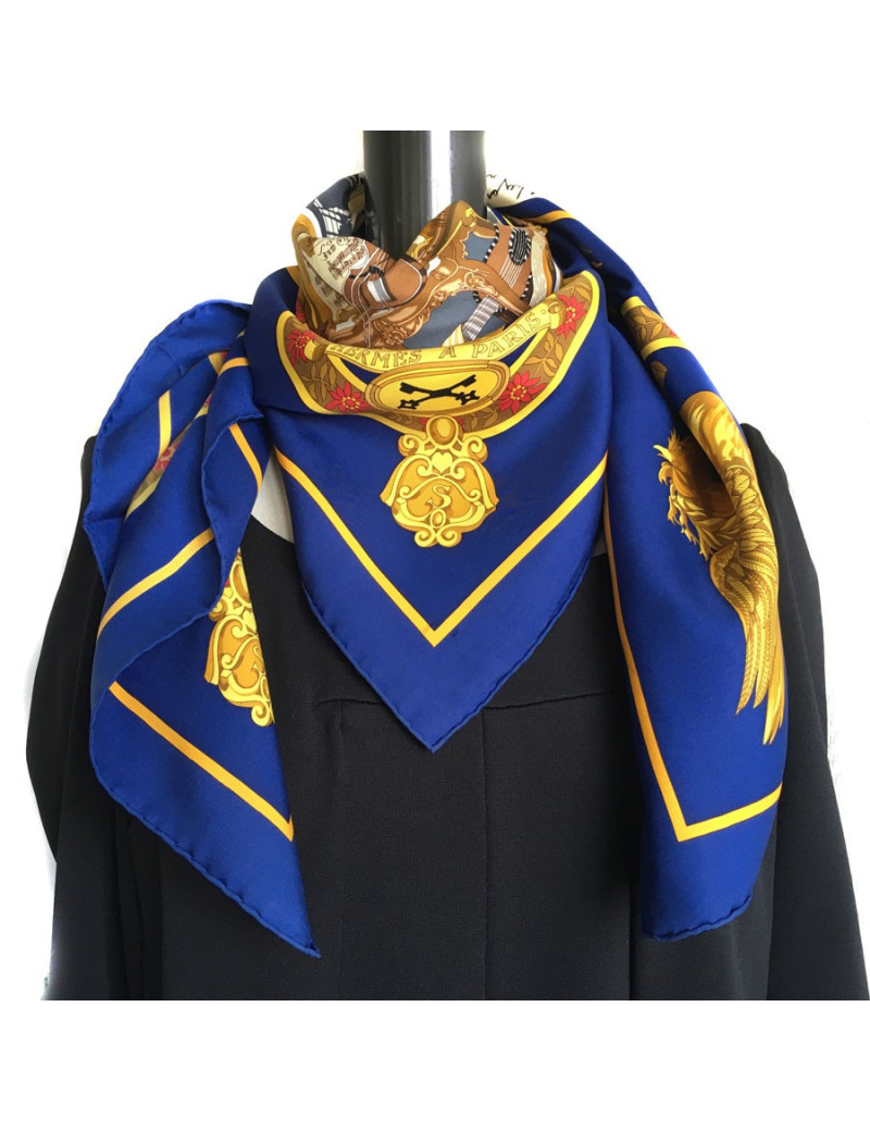 Carré HERMES "Salzburg" en soie bleu foncé