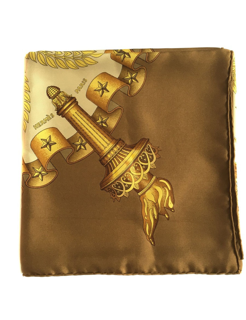 Carré HERMES "Liberty" en soie marron et or