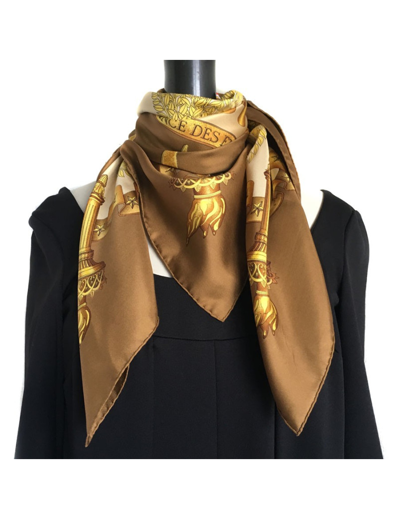 Carré HERMES "Liberty" en soie marron et or