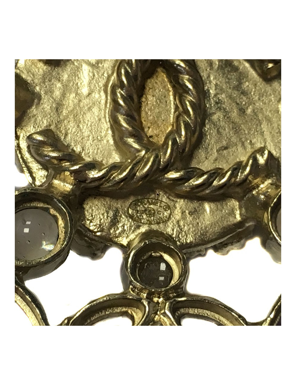 Brooch purple CHANEL in glass and gold metal