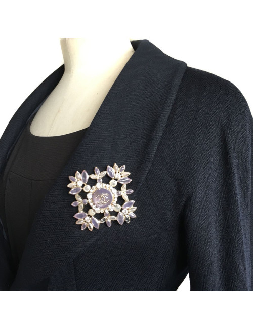 Brooch purple CHANEL in glass and gold metal