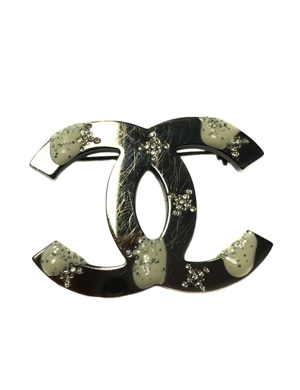 Broche CHANEL CC en métal argenté et strass