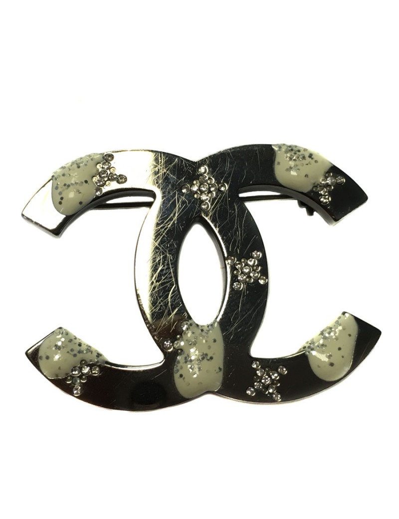 Broche CHANEL CC en métal argenté et strass