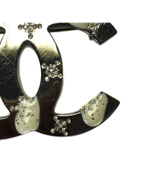 Broche CHANEL CC en métal argenté et strass
