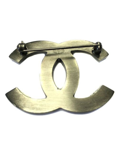 Broche CHANEL CC en métal argenté et strass