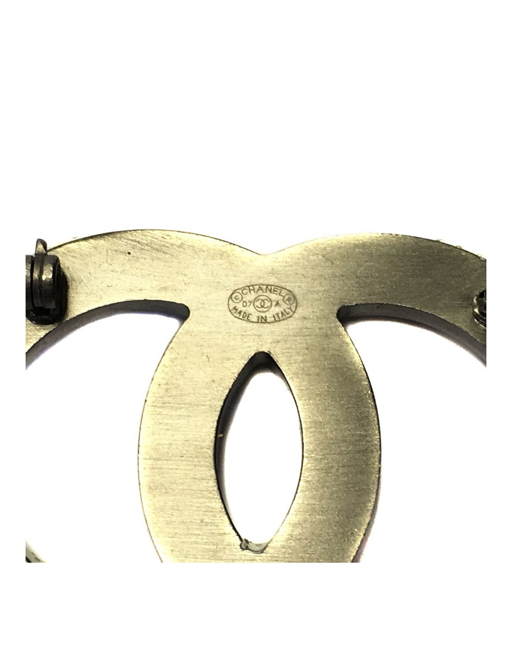 Broche CHANEL CC en métal argenté et strass