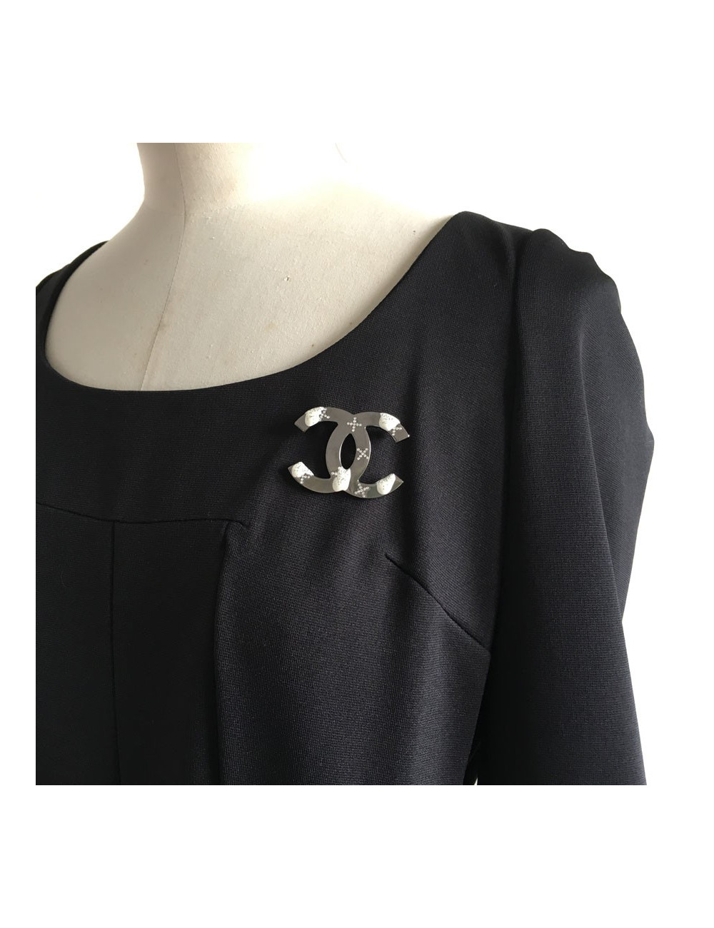 Broche CHANEL CC en métal argenté et strass