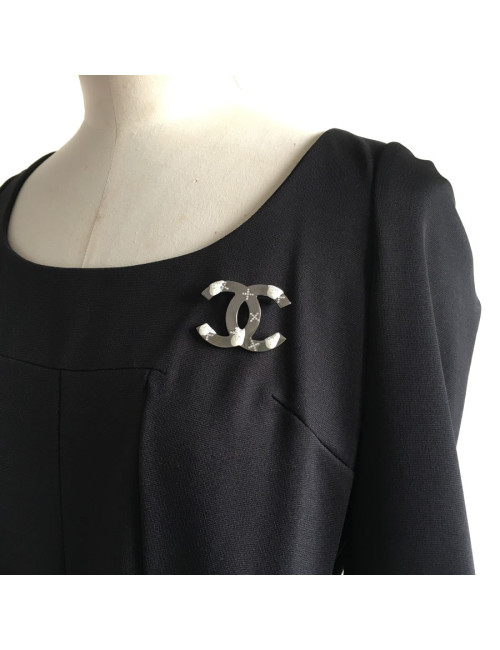Broche CHANEL CC en métal argenté et strass