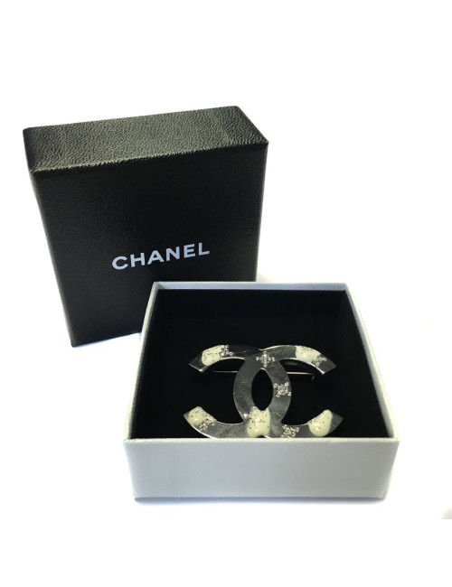Broche CHANEL CC en métal argenté et strass