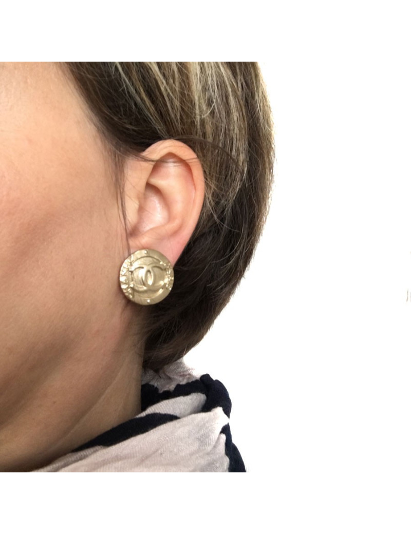 Boucles d'oreille clips CHANEL en métal doré