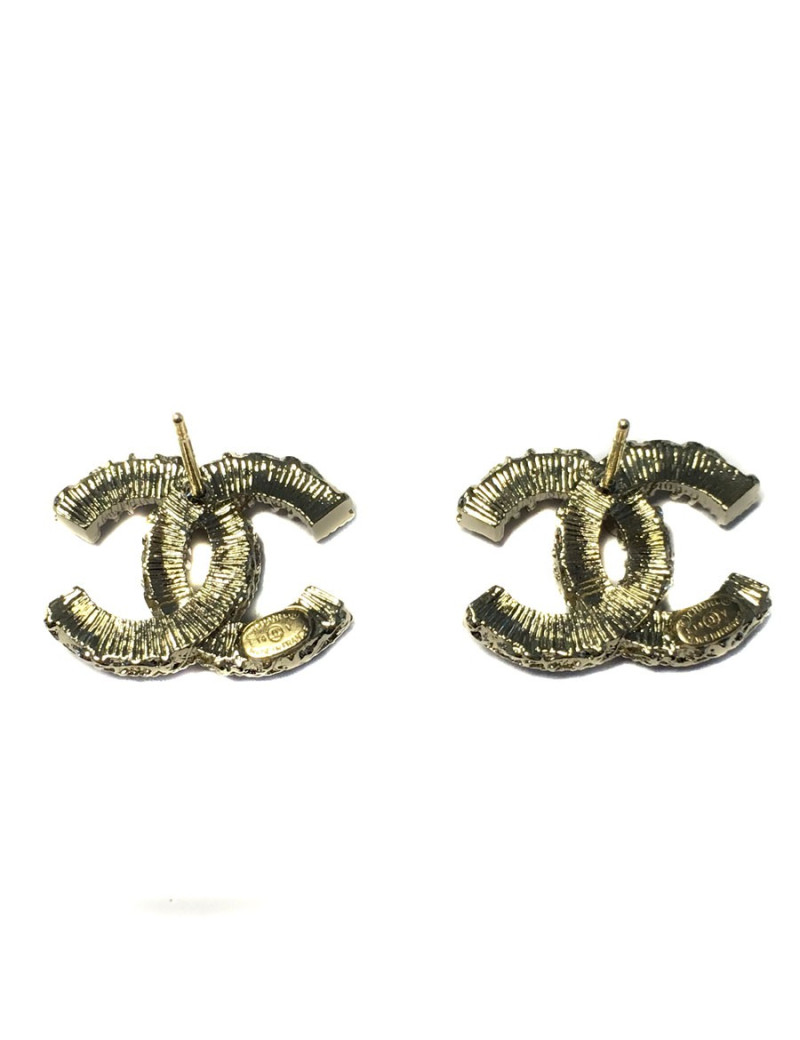 Clous d'oreilles CHANEL CC émail noir et métal or pâle