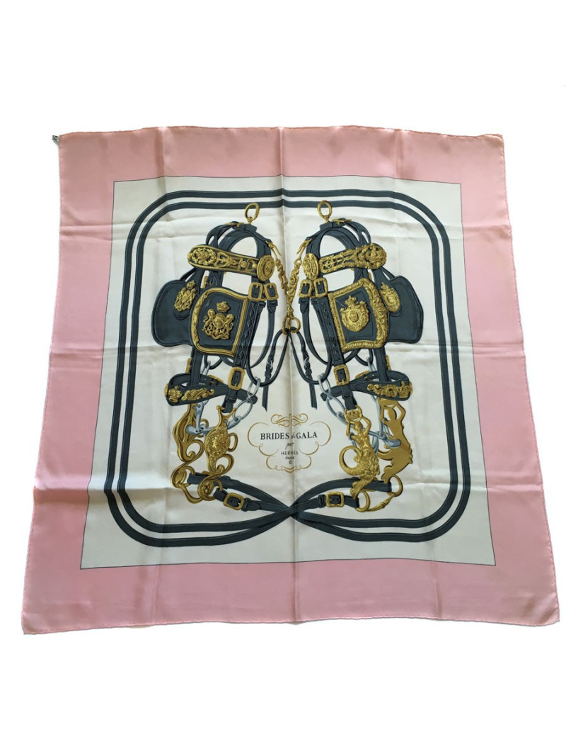 Carré HERMES "Brides de Gala" en soie ivoire, rose et gris