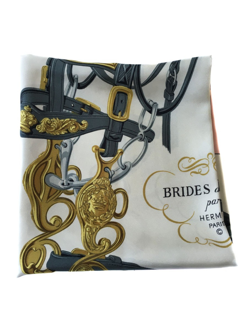 Carré HERMES "Brides de Gala" en soie ivoire, rose et gris