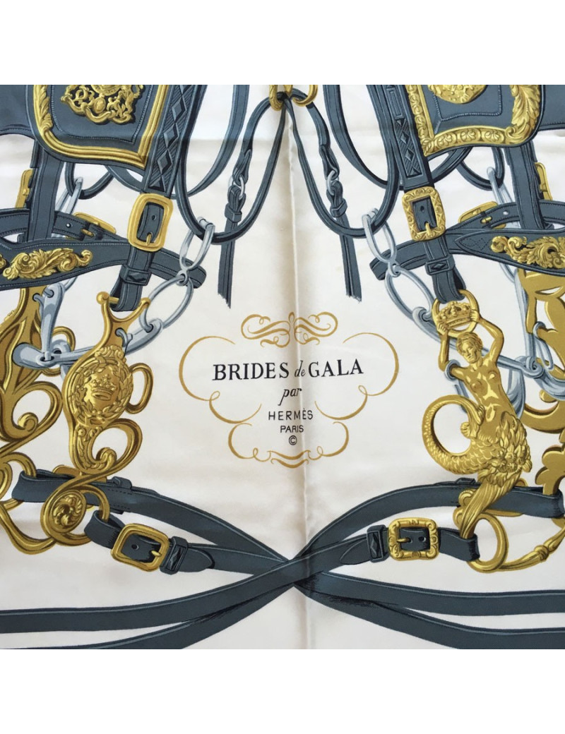 Carré HERMES "Brides de Gala" en soie ivoire, rose et gris