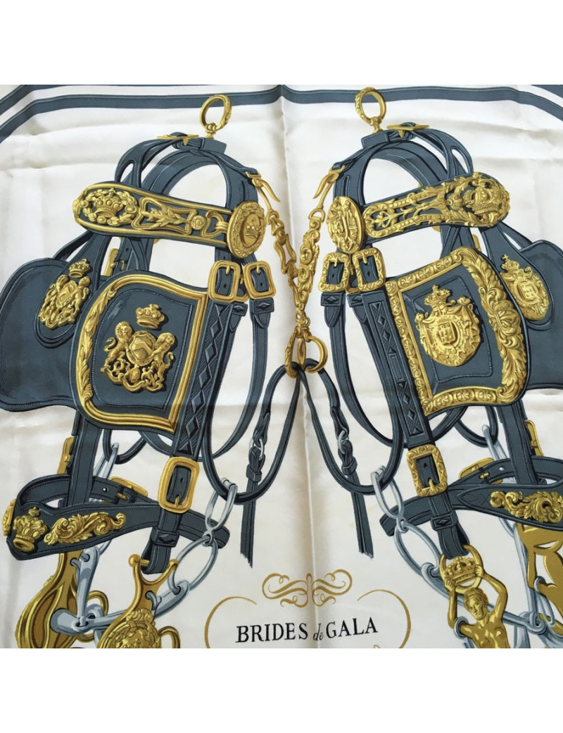 Carré HERMES "Brides de Gala" en soie ivoire, rose et gris