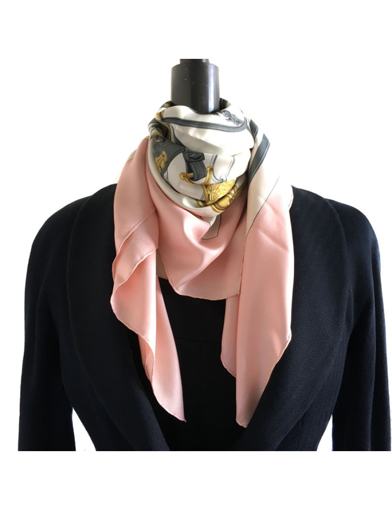Carré HERMES "Brides de Gala" en soie ivoire, rose et gris
