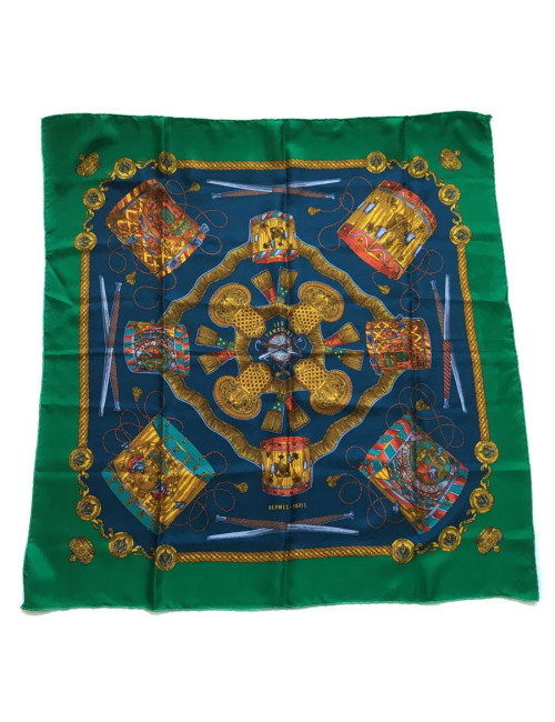 Carré HERMES "Les Tambours en soie bleu, or et vert