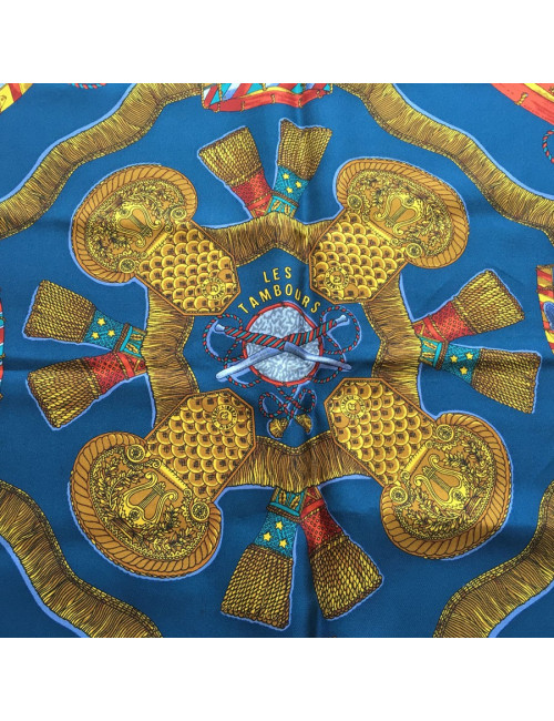 Carré HERMES "Les Tambours" en soie bleu, or et vert