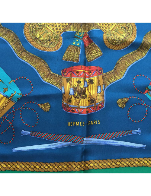 Carré HERMES "Les Tambours" en soie bleu, or et vert
