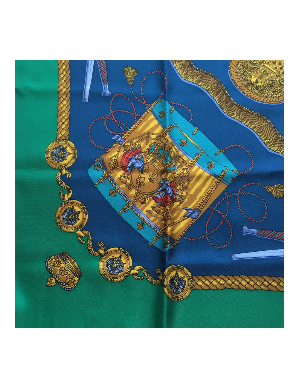 Carré HERMES "Les Tambours" en soie bleu, or et vert