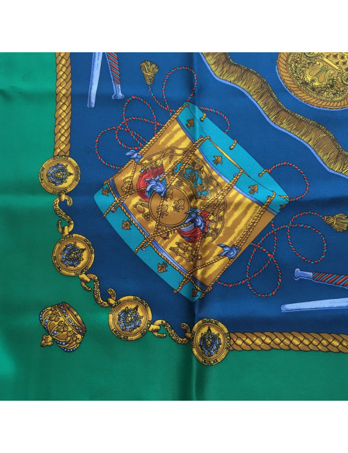 Carré HERMES "Les Tambours" en soie bleu, or et vert