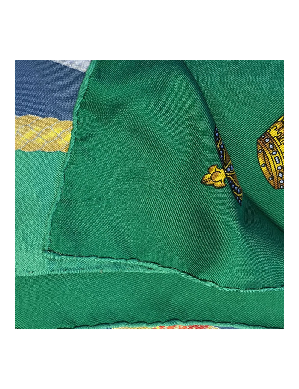 Carré HERMES "Les Tambours" en soie bleu, or et vert