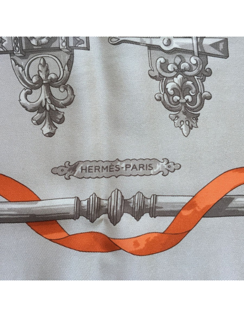 Carré HERMES "Ferronnerie" en soie étoupe, gris et orange
