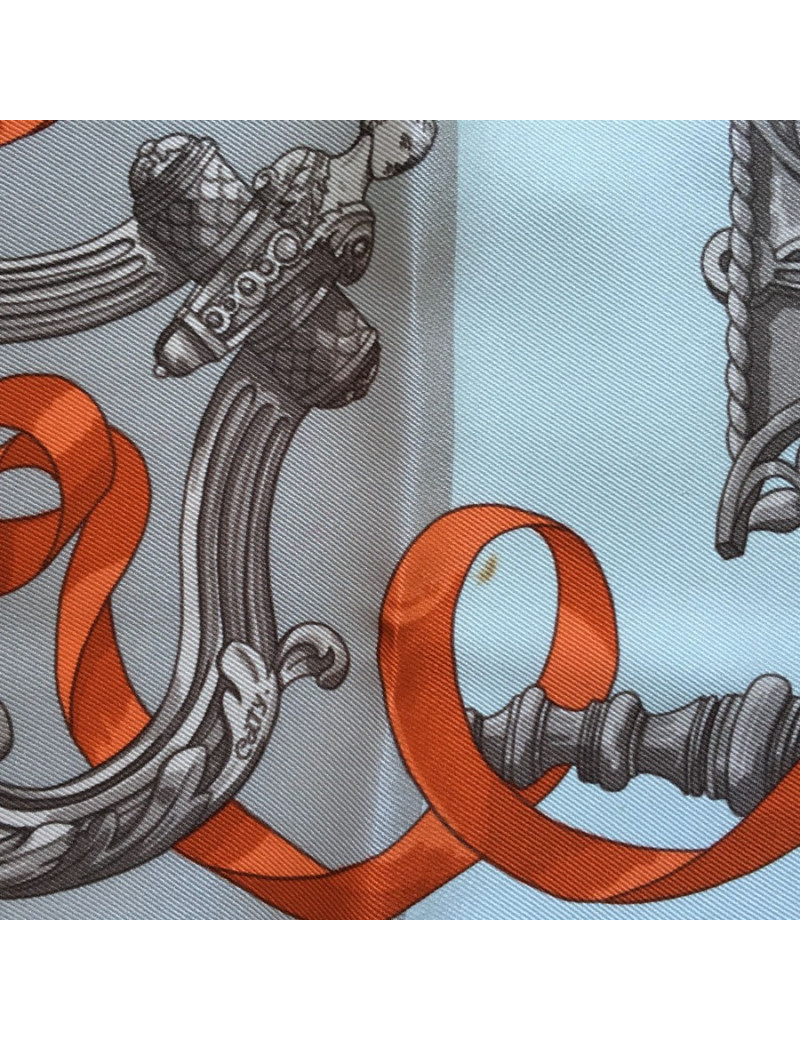 Carré HERMES "Ferronnerie" en soie étoupe, gris et orange
