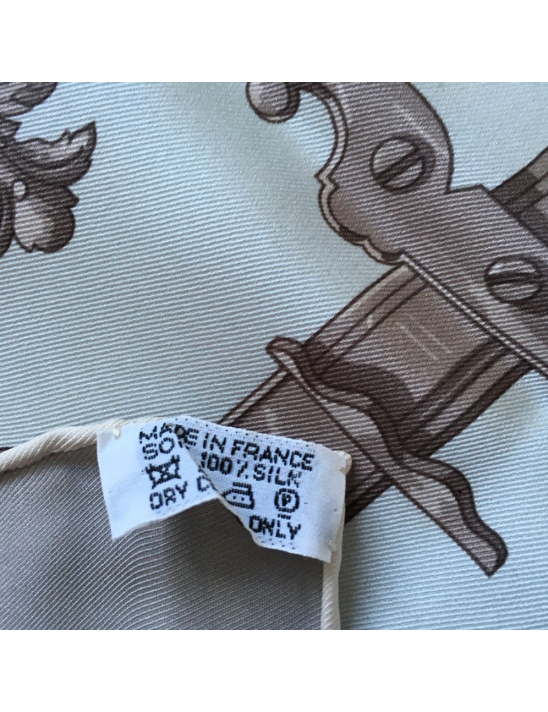 Carré HERMES "Ferronnerie" en soie étoupe, gris et orange