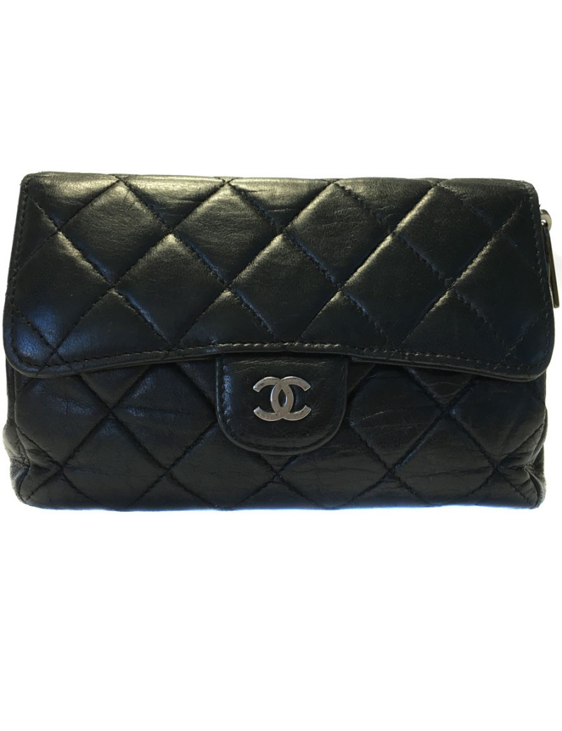 Pochette CHANEL en cuir noir matelassé