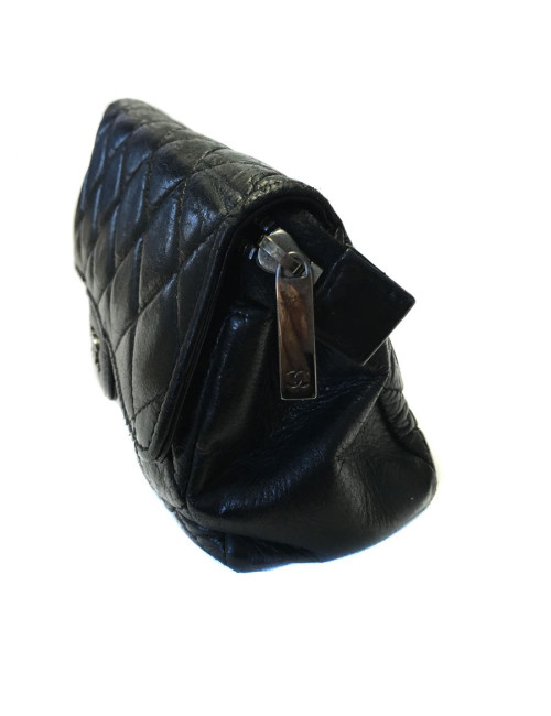 Pochette CHANEL en cuir noir matelassé