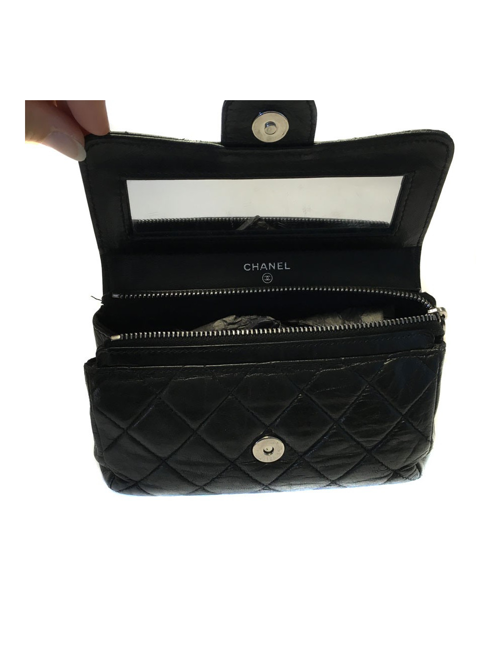 Pochette CHANEL en cuir noir matelassé