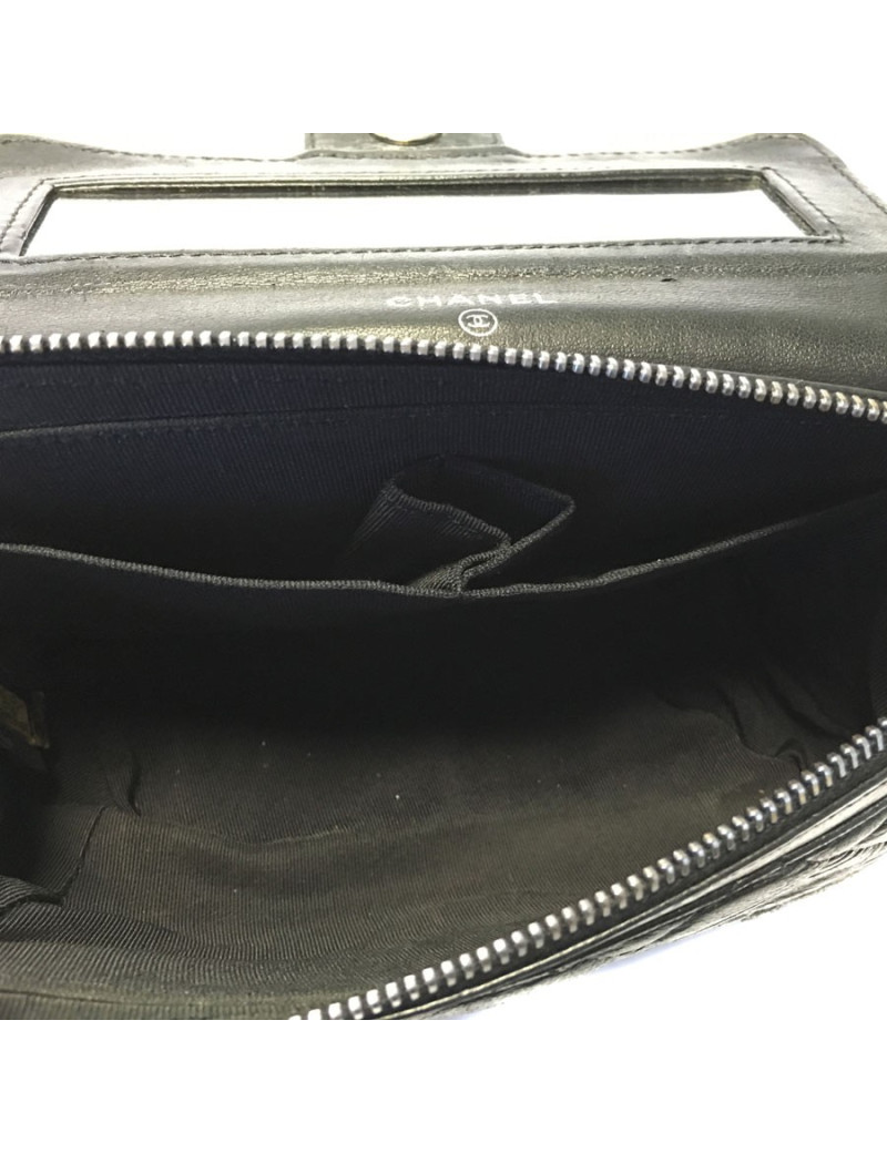 Pochette CHANEL en cuir noir matelassé