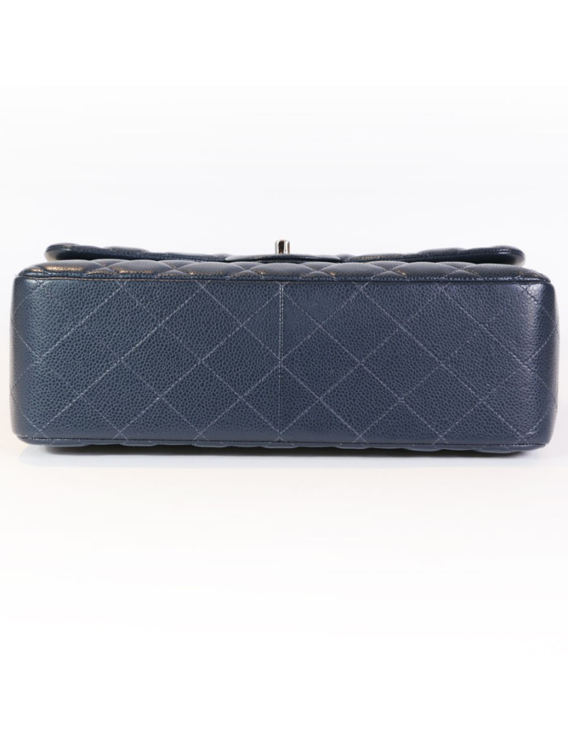 Sac jumbo CHANEL en cuir caviar bleu