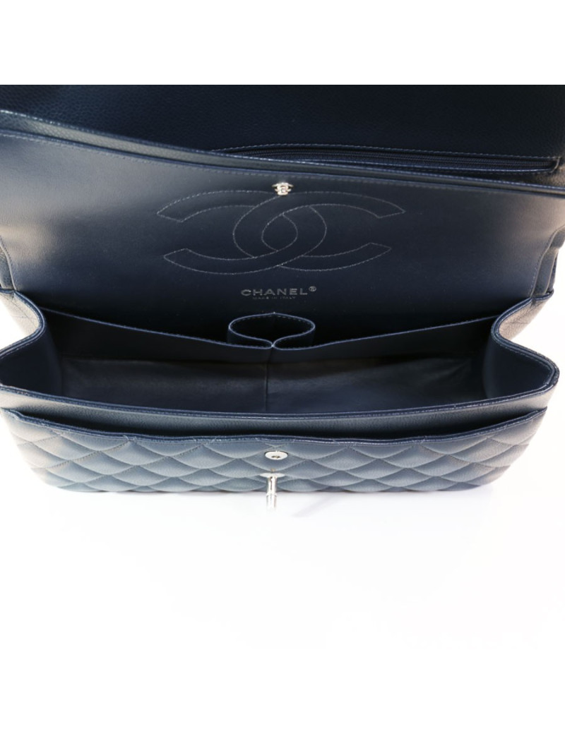 Sac jumbo CHANEL en cuir caviar bleu