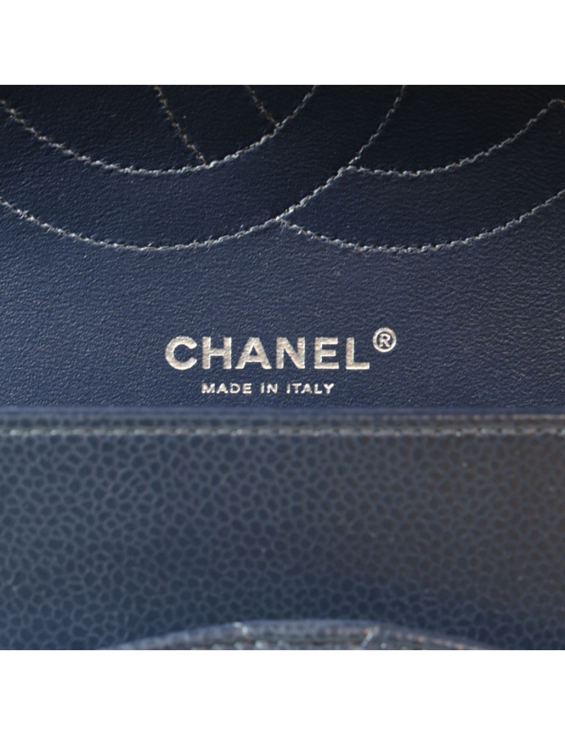 Sac jumbo CHANEL en cuir caviar bleu