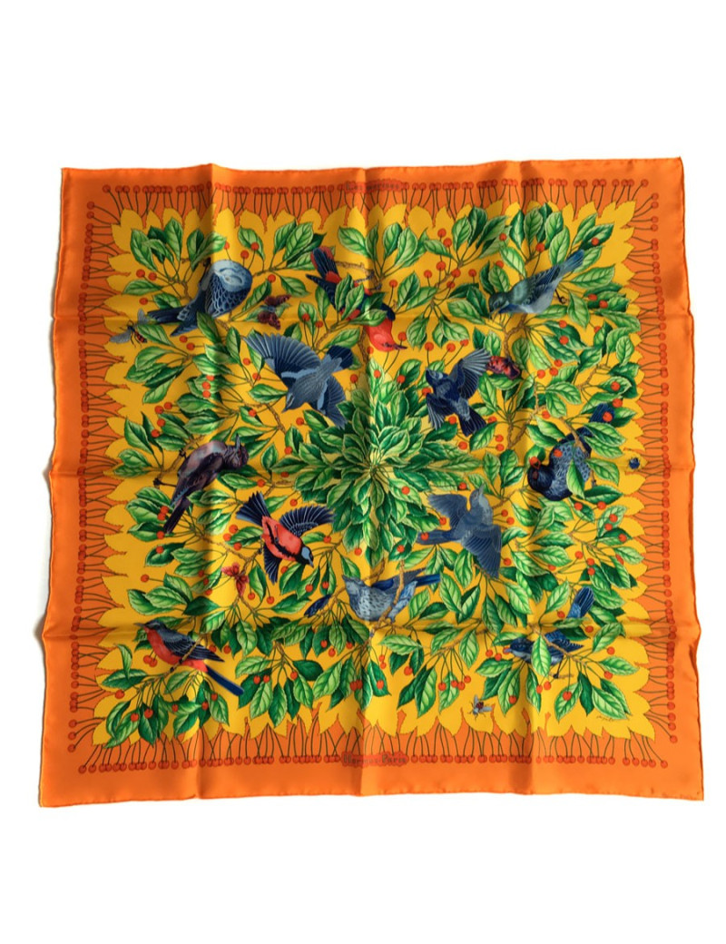 Carré HERMES "Les Merises" en soie orange
