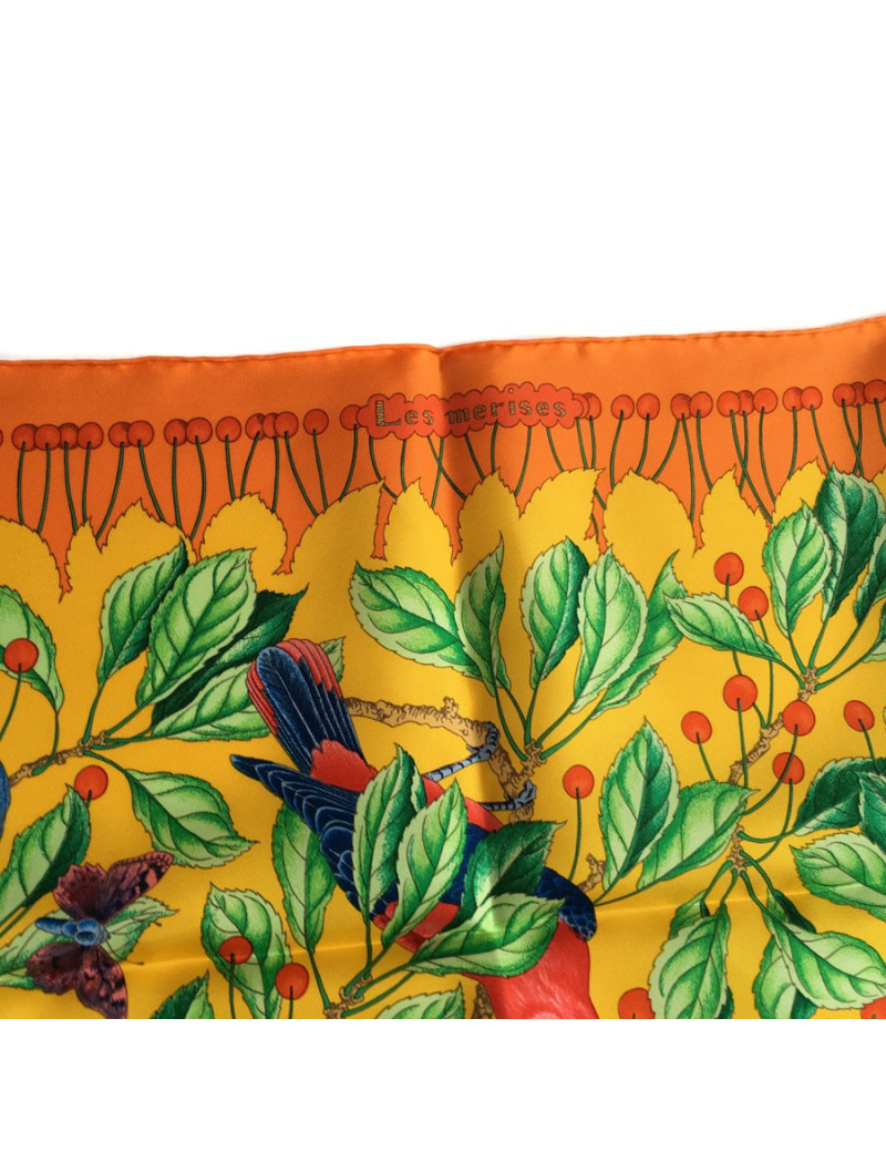 Carré HERMES "Les Merises" en soie orange