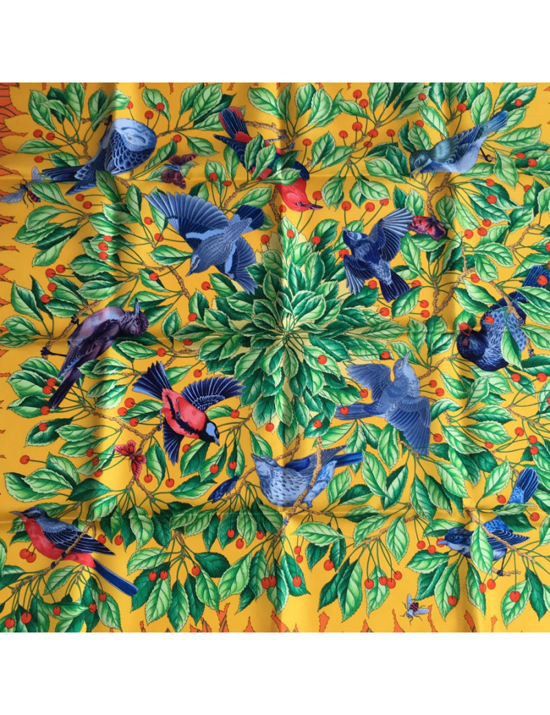 Carré HERMES "Les Merises" en soie orange