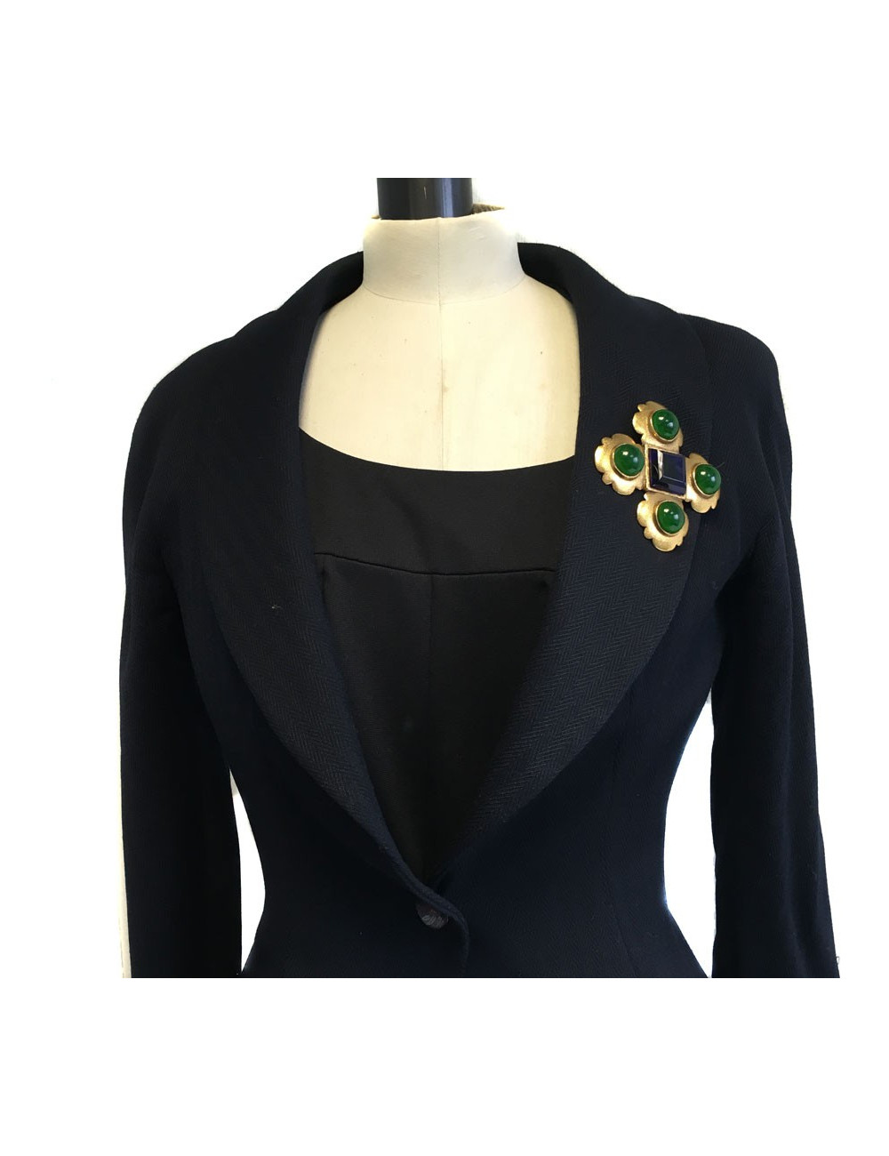 Adornment CHANEL brooch and earrings Vintage