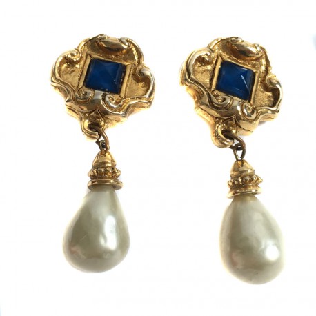 Unsigned pair of clip-on earrings in gilded metal and pearl