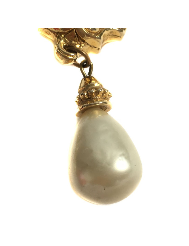 Unsigned pair of clip-on earrings in gilded metal and pearl