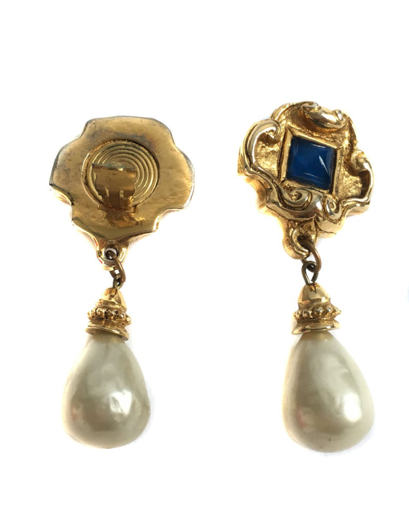 Unsigned pair of clip-on earrings in gilded metal and pearl